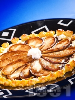 Лек ябълков пай с готово бутер тесто и шоколадов топинг - снимка на рецептата